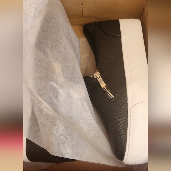 ShoeDazzle Platform Sneakers NIB - Picture 3 of 4